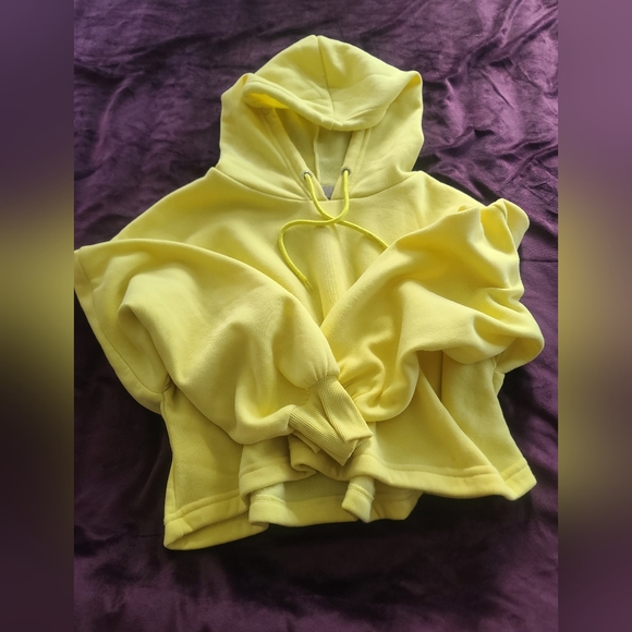 Gorgeous yellow sweat suit set in new condition size medium - Picture 7 of 8